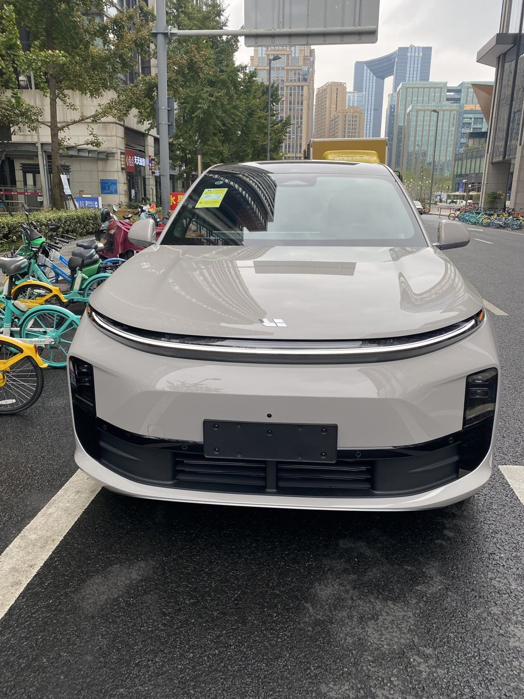ued唯一官网 MEGA 高压纯电 MPV